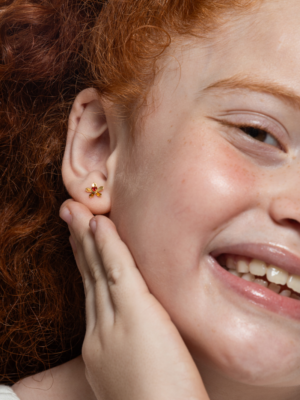 Brinco Florzinha Zircônia Vermelha