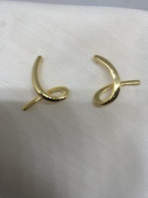 Argola abstrata lisa em ouro 18k