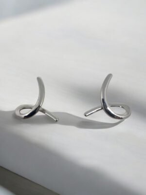 Argola abstrata lisa em ródio