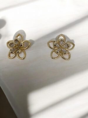 Brinco flor de miolo cravejado