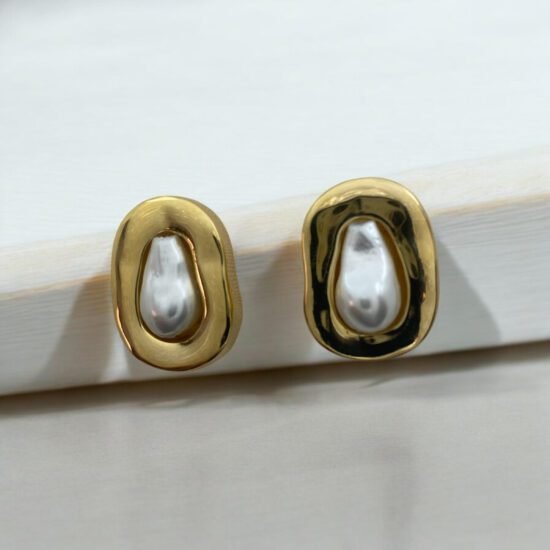 Brinco oval orgânico com pérola