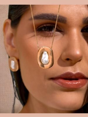 Brinco oval orgânico com pérola