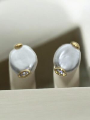 Brinco pérola barroca com zircônia