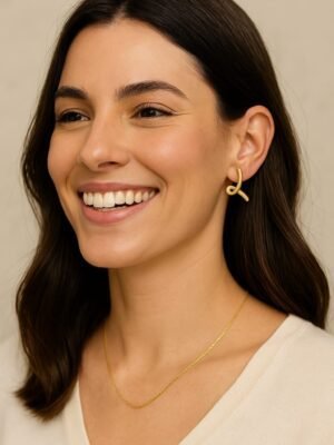 Argola abstrata lisa em ouro 18k